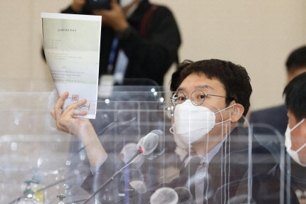 김웅 국민의힘 의원이 지난 8일 오전 서울 여의도 국회에서 열린 환경노동위원회의 고용노동부에 대한 국정감사에서 인천국제공항 소방대 해고 노동자의 해고통지서를 들어보이며 질의를 하고 있다. 연합뉴스